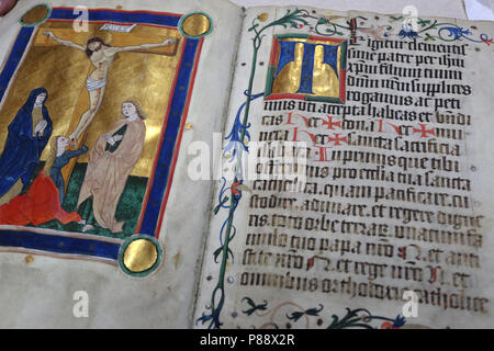 Alte religiöse Bücher in der Chichester Cathedral Library, Chichester, West Sussex, UK. Stockfoto