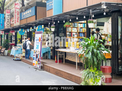 Vietnamesische Volk beim Stöbern in einer Buchhandlung in Buch Straße, Ho Chi Minh City, Vietnam. Stockfoto