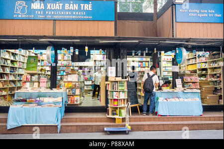 Vietnamesische Volk beim Stöbern in einer Buchhandlung in Buch Straße, Ho Chi Minh City, Vietnam. Stockfoto