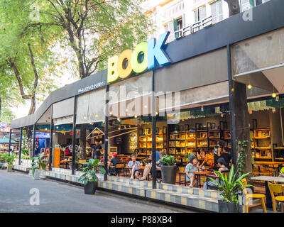 Vietnamesische Volk in eine Buchhandlung und ein Café in Buch Straße sitzen, Ho Chi Minh City, Vietnam. Stockfoto