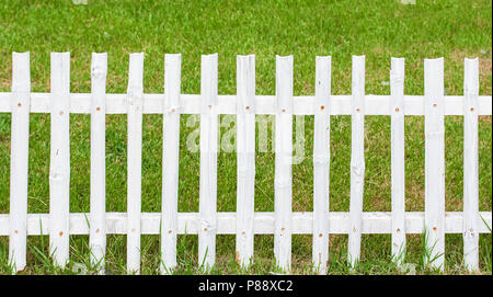 Holzzaun und Gras Stockfoto