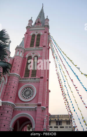 Pink Tan Dinh Römisch-katholische Kirche in Ho Chi Minh City, Vietnam. Stockfoto