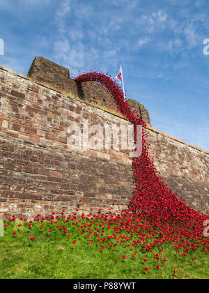 Carlisle Castle, Cumbria, Großbritannien: weinende Fenster commemorative Kunst installation, 100 Jahre seit WW1. 888,246 Keramik Kunst Mohn die Anzahl der Leben Stockfoto