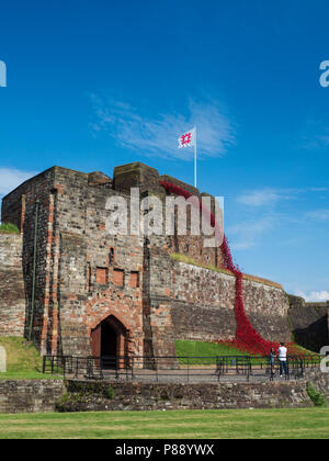 Carlisle Castle, Cumbria, Großbritannien: weinende Fenster commemorative Kunst installation, 100 Jahre seit WW1. 888,246 Keramik Kunst Mohn die Anzahl der Leben Stockfoto