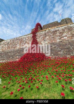 Carlisle Castle, Cumbria, Großbritannien: weinende Fenster commemorative Kunst installation, 100 Jahre seit WW1. 888,246 Keramik Kunst Mohn die Anzahl der Leben Stockfoto