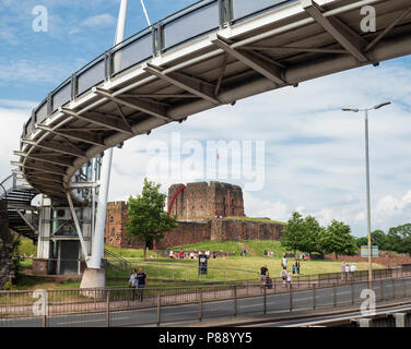 Carlisle Castle, Cumbria, Großbritannien: militärische Festung und Garnison in vergangenen Zeiten. Fußgängerzone bypass Bridge. Stockfoto