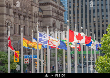 Kanadischen Bundes-, Provinz- und territorialen Fahnen flattern im Wind außerhalb der City Hall in Toronto, Ontario, Kanada. Stockfoto