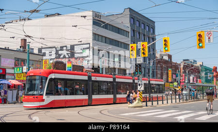 Moderne Straßenbahn fährt an Spadina Avenue in der Chinatown von Toronto Ontario Kanada. Stockfoto