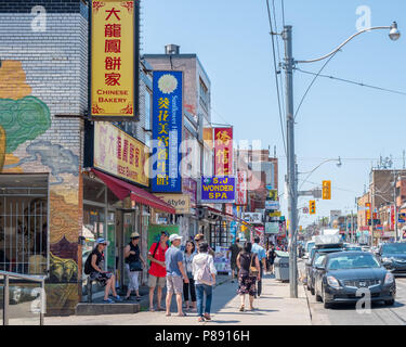 Toronto genießt eine große und lebendige chinesische Viertel Chinatown bekannt. Muss der Bezirk ist entlang der Dundas Street West in der Innenstadt gefunden. Stockfoto