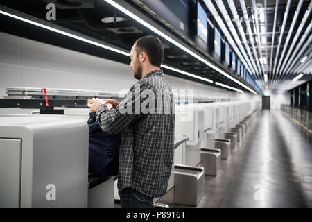 Kleinen Passagier mit einem Pass und Rucksack bei der Registrierung im Flughafen vor dem Flug Stockfoto
