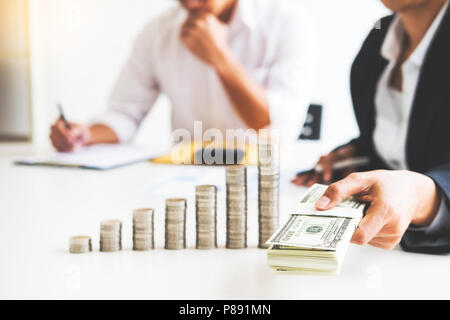 Stapel von Münzen Business Accounting mit Geld sparen Konzept Taschenrechner zählen, Notizen zu Hause, in der Hand ist, schreibt in einem Notebook. Gestapelte Münzen Stockfoto