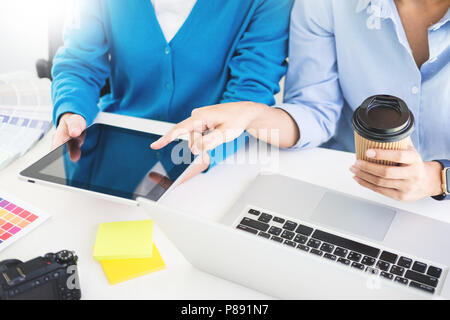 Kreative oder Innenarchitekten Teamarbeit mit Pantone Swatch und Baupläne auf Büro Schreibtisch, Architekten Auswahl Farbmuster für Design Projekt auf Stockfoto