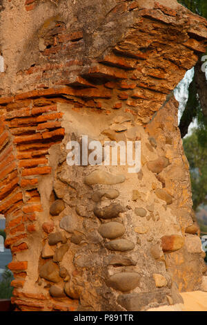 Alte Stein und Ziegel Detail aus der alten Mission Santa Ines in Solvang, Kalifornien. Stockfoto