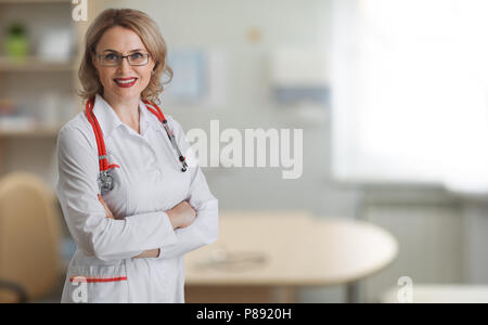 Arzt Frau im Büro Stockfoto