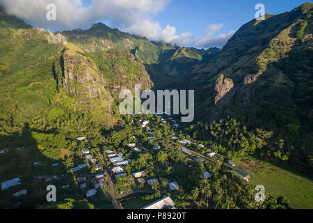 Luftaufnahme von Hana Vave Gemeinde auf Fatu Hiva, Marquesas Inseln Stockfoto