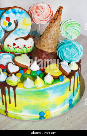 Kinder des modernen Kuchen Regenbogen Farbe auf weißem Hintergrund mit Holz Meringue. Stockfoto