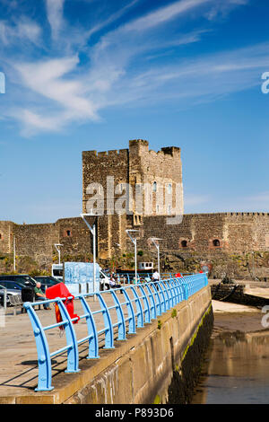 Großbritannien, Nordirland, Co Antrim, Carrickfergus, normannische Burg vom Hafen Wand Stockfoto