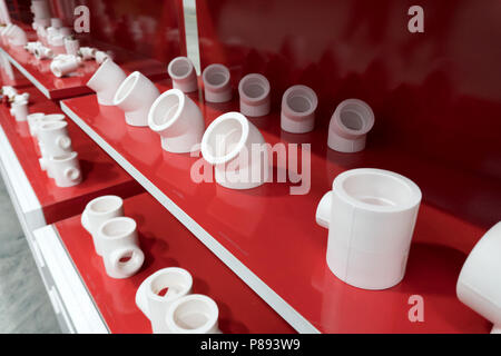 Gruppe von PVC-Verbindung über die Haltbarkeit von einem Studio oder Speichern oder Messestand. Verschiedene Armaturen. Stockfoto