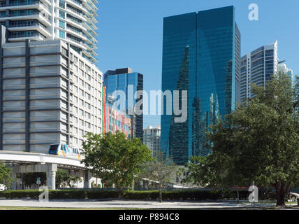 Aktuelle Bauten und Metromover Linie in Miami Stockfoto