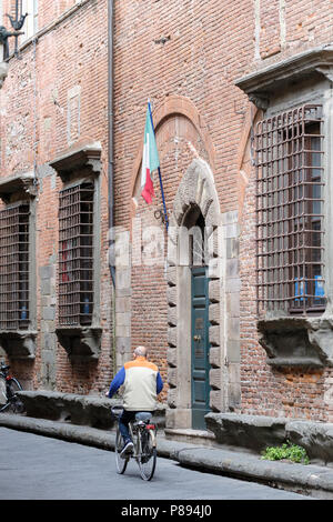 Radfahren in der Altstadt von Lucca, Toskana, Italien, Europa, Stockfoto