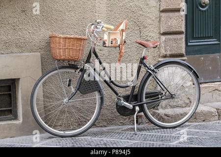 Fahrrad mit Korb und childs Sitz, alte Stadt Straße in Lucca, Toskana, Italien, Europa, Stockfoto