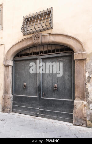 Große Türen in der Altstadt von Lucca, Toskana, Italien, Europa, Stockfoto