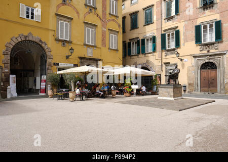 Giacomo Antonio Domenico Michele Secondo Maria Puccini, Bronzestatue in Piazza Cittadella außerhalb seiner Geburtsstadt Casa Natale, jetzt das Puccini Museum Stockfoto