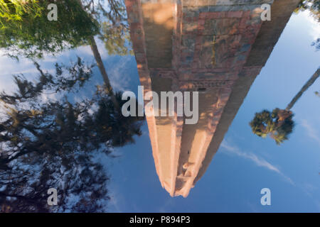 Reflexion der Bok Tower im Teich Stockfoto