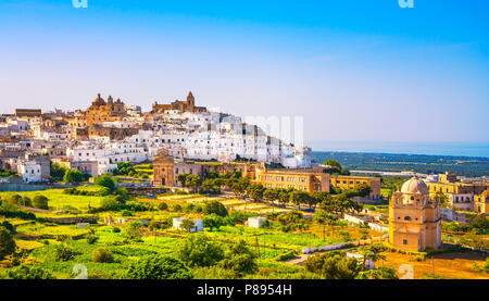 Ostuni weiße Stadt Skyline und Madonna della Grata Kirche, Brindisi, Apulien in Süditalien. Europa. Stockfoto