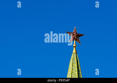 Red Ruby Star des Moskauer Kreml Turm vor dem Hintergrund der klaren blauen Himmel. Freier Platz für die Eingabe von Text. Stockfoto
