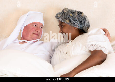 Lustiges Foto einer alten glückliches Paar im Bett Stockfoto