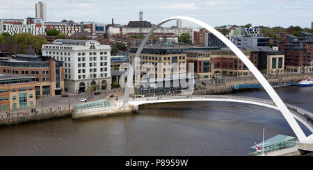 Gateshead Millennium Bridge überspannt den Fluss Tyne zwischen Newcastle und Gateshead. Die Stadt Newcastle ist auf dem anderen Ufer des Flusses Tyne. Stockfoto