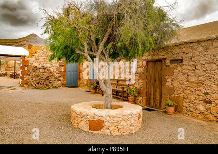 Tindaya, Fuerteventura, Kanarische Inseln, Spanien; 21. Mai 2018 - Aloe Vera Farm Hauptgebäude im traditionellen kanarischen Stil erbaut für Touristen geöffnet Stockfoto