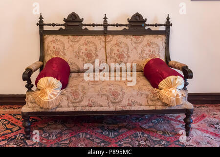 Alte Karawansereien oder Könige Inneneinrichtung mit alten Sofa. Stockfoto