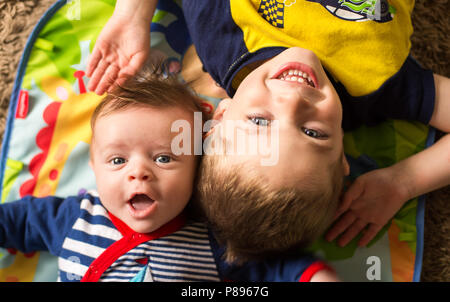 Lächelnd glücklich Brüder 3 Monate alten Baby Boy und 3 Jahre alten Jungen Stockfoto