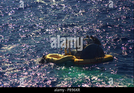 L. Astronauten Gordon Cooper und Charles Conrad jr. jr., ihre Raumfahrzeuge Ausfahrt nach der Wasserung der Gemini-5 Stockfoto