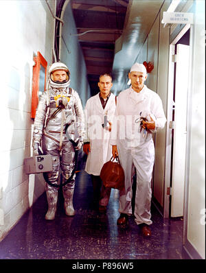 Astronaut John Glenn, jr., Dr. William Douglas, Astronauten Flug Chirurg und Spezialist Joe Schmitt Besatzung verlassen vor Mercury-Atlas 6 (MA-6) Mission Stockfoto