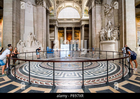 Foucaults Pendel, die sich unter der zentralen Kuppel des Pantheon in Paris, Frankreich Stockfoto