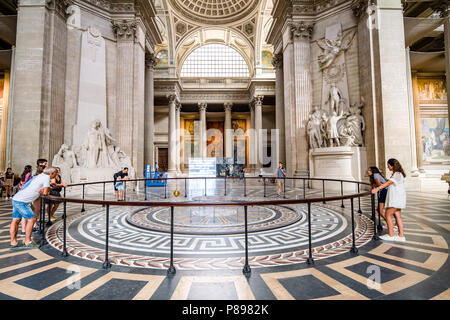 Foucaults Pendel, die sich unter der zentralen Kuppel des Pantheon in Paris, Frankreich Stockfoto