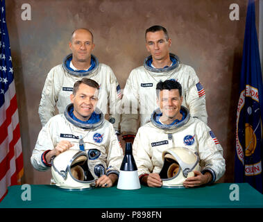 Zurück row-Astronauten Thomas P. Stafford (links), Befehl Pilot, und A. Eugene Cernan, Pilot. Front Row - backup Astronauten Elliott M. Siehe jr., Befehl Pilot, und Charles A. Bassett II. Stockfoto