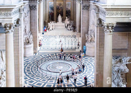 Foucaults Pendel, die sich unter der zentralen Kuppel des Pantheon in Paris, Frankreich Stockfoto