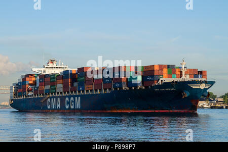 Containerschiff CMA CGM NERVAL ausgehende Newark Bay mit Containern gestapelt Stockfoto