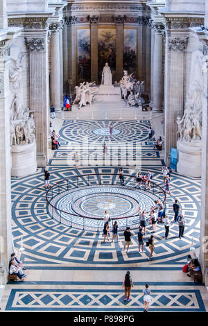 Foucaults Pendel, die sich unter der zentralen Kuppel des Pantheon in Paris, Frankreich Stockfoto