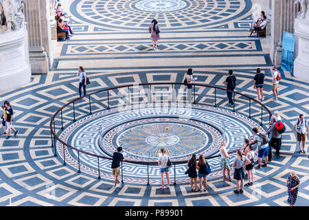 Foucaults Pendel, die sich unter der zentralen Kuppel des Pantheon in Paris, Frankreich Stockfoto