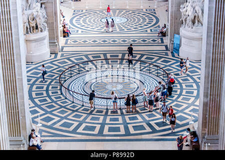 Foucaults Pendel, die sich unter der zentralen Kuppel des Pantheon in Paris, Frankreich Stockfoto