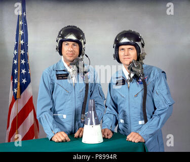 Astronauten Frank Borman (rechts), Befehl Pilot, und James A. Lovell jr., Pilot, sind die wichtigsten Besatzungsmitglieder für die NASA-Gemini-Titan 7 (GT-7) Mission Stockfoto