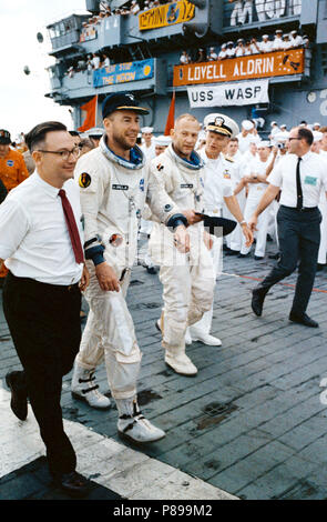 Ein glückliches Gemini-12 prime Crew kommt an Bord der Flugzeugträger USS Wasp. Astronauten James A. Lovell Jr. (L), und Edwin E. Aldrin jr. hatte gerade von Die Wasserung Bereich ausgewählt worden. Stockfoto