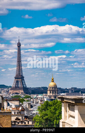 Ein Blick auf den Eiffelturm von der Spitze des Pantheons in Paris, Frankreich Stockfoto