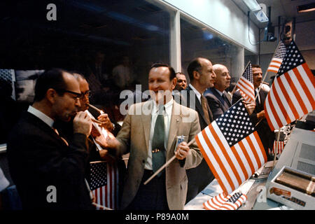 Die NASA und bemannte Raumfahrzeuge Beamte des Zentrums, melden Sie w Flight Controller in der Mission Operations Control Zimmer feiern den erfolgreichen Abschluss der Apollo 11 Mondlandung Mission. Stockfoto