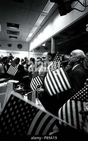 Die NASA und bemannte Raumfahrzeuge Beamte des Zentrums, melden Sie w Flight Controller in der Mission Operations Control Zimmer feiern den erfolgreichen Abschluss der Apollo 11 Mondlandung Mission Stockfoto